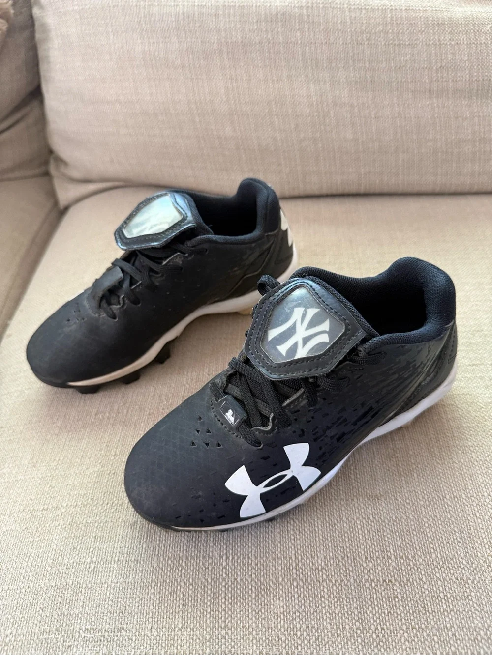 Under Armor Boys UA MLB SWITCH LOW JR BASEBALL SIZE 12K
